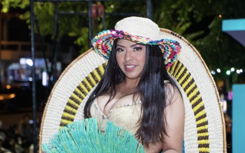 Claudia Lainez, de Libertador Bolívar, mostró un traje de paja toquilla y lució también un sombrero de diversos colores.