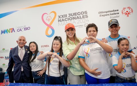 Héctor Cueva, presidente y fundador de Olimpiadas Especiales Ecuador desde 1979 y la alcaldesa de Manta, Marciana Valdivieso (c), durante la rueda de prensa.