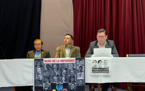 Galo Ortega, padre de Javier; Patricio Segarra, hijo de Efraín; y el abogado Mauricio Alarcón, durante la exposición de las actas.