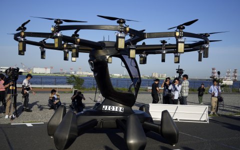 SkyDrive (SD-03) es un vehículo de Honda que se conduce solo o un autobús autónomo.