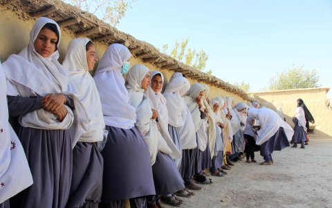 Un grupo de alumnas en un plantel educativo en Afganistán.