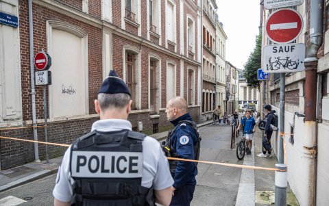 Agentes de policía franceses hacen guardia en una calle frente a una sinagoga, donde un hombre recibió un disparo, en Rouen, norte de Francia, el 17 de mayo de 2024.