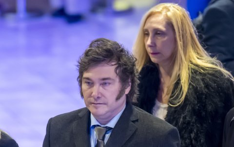 El presidente de Argentina, Javier Milei (i), y su hermana, la secretaria general de la Presidencia, Karina Milei.