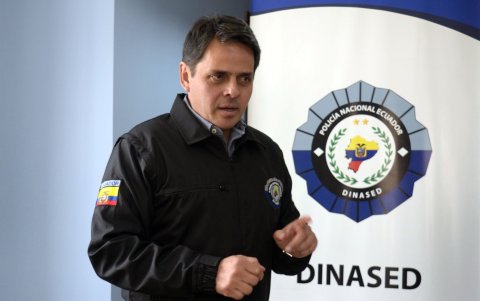 Víctor Araus fue un oficial de la Policía. En la última parte de su carrera se desenvolvió en la unidad a cargo de resolver las muertes violentas, la Dinased.