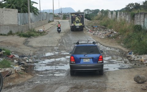 2. Daños. La vía se encuentra llena de baches. También se han reportado vehículos dañados y asaltos cuando los conductores se detienen