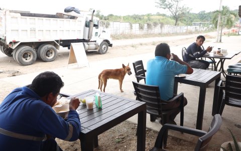 3. Comercio. Los que tienen negocios en la vía principal se ven afectados por el polvo que se levanta. Un comedor pasó de vender 80 platos a solo 15.