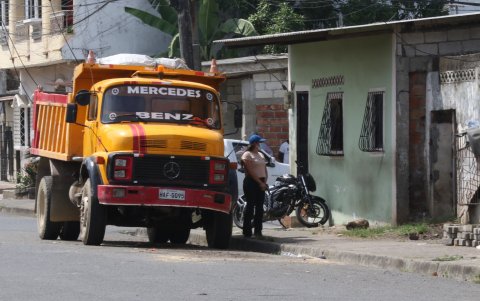 Acto. Policía ingresaron a una vivienda para la respectiva investigación.