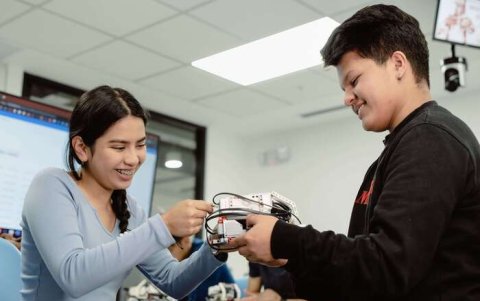 Demanda. En el país, aumenta la demanda de universitarios que escogen carreras tecnológicas para su futuro.