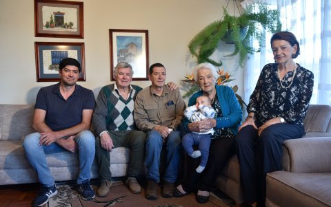 Goia en compañía de su familia.