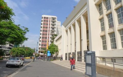 Espacios. La Biblioteca Municipal es uno de los inmuebles emblemáticos del Puerto Principal que cruza esta céntrica vía, que nuevamente cambió de denominación.