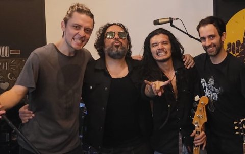 Luis Rueda y Los Riochikens, su banda actual. De izquierda a derecha: Matías Brito (bataca), Lucho (guitarra y voz, John Villamar (bajo) y Kike Romero (guitarra)