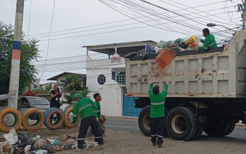 Personal de la Prefectura empezó a recoger los desechos desde el 18 de mayo en Playas para tratar de limpiar un poco el balneario.