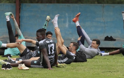 A pesar de que les adeudan los sueldos, los futbolistas no han faltado a las prácticas y partidos.