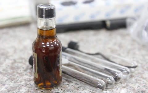 En Ecuador hay empresas que dan un valor agregado a la vainilla, en la foto el aceite.