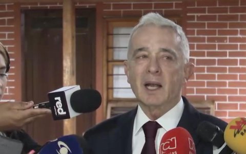 El expresidente colombiano, Álvaro Uribe, durante una rueda de prensa el 17 de mayo de 2024 en Bogotá (Colombia).