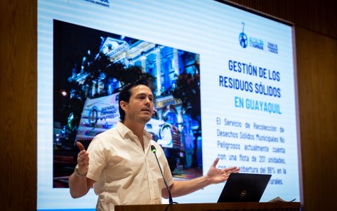 Durante la conferencia, las autoridades municipales dieron a conocer la situación que atraviesa el cantón en torno a la recolección de desechos.