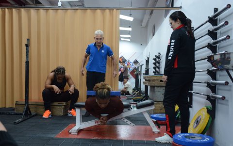 Las halteristas se preparan para los Juegos Olímpicos París 2024.