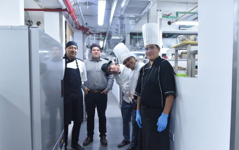 Fernando Quilachamín se encarga de poner en funcionamiento la maquinaria de este café-restaurante.