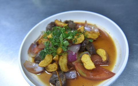 Lomo saltado estilo peruano.