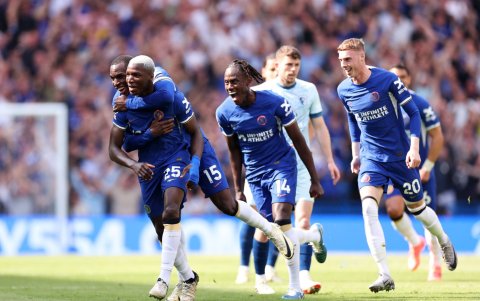 Caicedo festeja con sus compañeros su primer gol con Chelsea de la temporada.