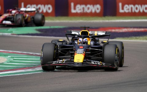 El piloto de Red Bull Racing Max Verstappen de Holanda en acción durante el Gran Premio de Fórmula uno 1 de Emilia Romagna en Imola, Italia.