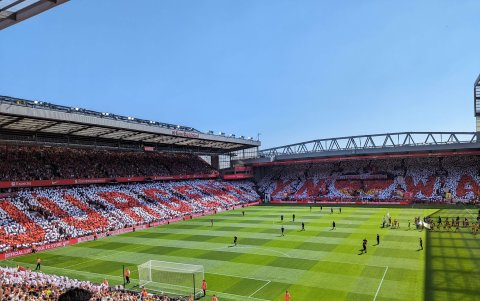 Antes del pitido inicial, el ‘You’ll never walk alone’ sonó más fuerte que nunca con un añadido: la grada lució un tifo con el nombre de su entrenador acompañado de un corazón.