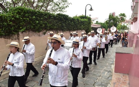Músicos y bailarines se desplazaron por las calles empedradas de Las Peñas.