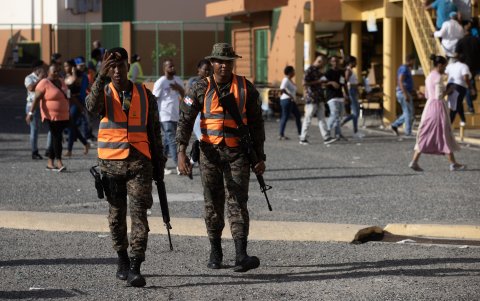 Militares vigilan un centro de votación luego de una jornada de elecciones este domingo en Santo Domingo (República Dominicana).