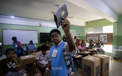 Funcionarios realizan el conteo de votos luego de una jornada de elecciones este domingo en Santo Domingo (República Dominicana).