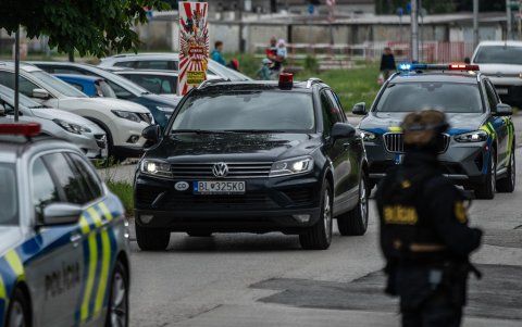 Un convoy de coches de policía transporta a Juraj Cintula, detenido por disparar y dejar gravemente herido al primer ministro eslovaco, Robert Fico.