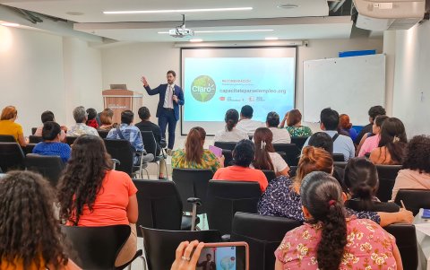 Charla especializada sobre inteligencia artificial impartida gracias a Claro