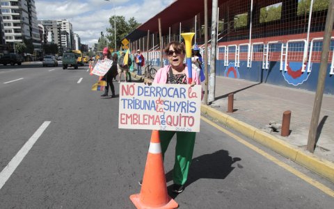 Ciudadanos acudieron con carteles para protestar