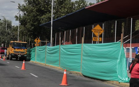 Este lunes 20 de mayo inició el retiro de la tribuna de Los Shyris, norte de Quito.