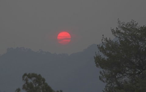 La capa de humo causada por incendios forestales el 14 de mayo de 2024
