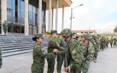 Entre las preferencias profesionales de los jóvenes está la carrera militar.