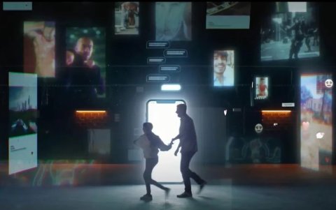 Metáfora visual en la que un padre acompaña a su hija por los peligrosos cauces del entorno digital.