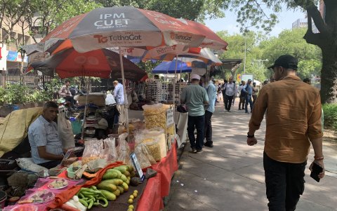Una severa ola de calor asfixia a los habitantes de Nueva Delhi y regiones colindantes con temperaturas que superaron los 47 grados en las últimas 24 horas.