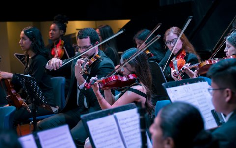 Una presentación que fusiona instrumentos sinfónicos, banda, coro y montaje coreográfico