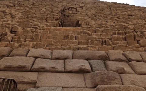 Vista de la base de la Pirámide de Micerinos (Guiza, Egipto)
