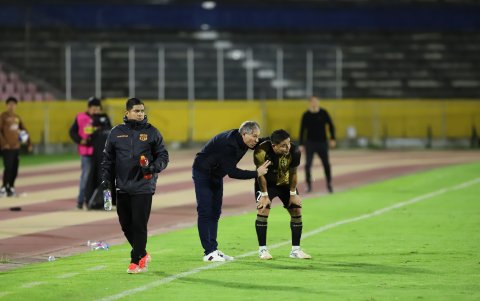 Ariel Holan dando una mini charla a Mario Pineida en el Atahualpa.