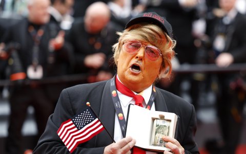Un imitador de Donald Trump asiste al estreno de 'The Apprentice' durante el 77º Festival de Cine de Cannes, en Cannes, Francia, el 20 de mayo de 2024.