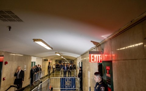 El expresidente Donald Trump habla con los medios de comunicación antes de su juicio, en la Corte Suprema del Estado de Nueva York, EE.UU., este 20 de mayo de 2024.