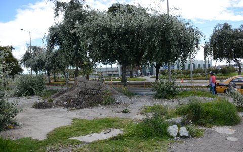 El Labrador. En la calle Yacuambi y Amazonas, un predio que era de la Dirección de Aviación Civil fue derrocado. Ahora hay basura, maleza y arena.
