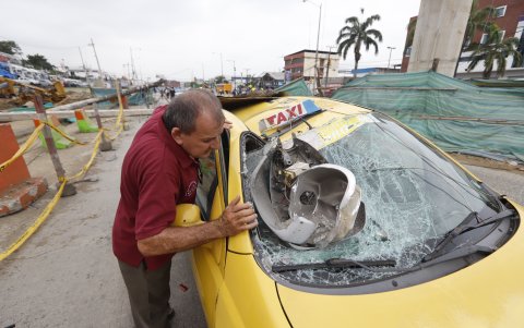 Impresión. Pese al daño, el conductor del taxi afectado no salía del asombro de lo ocurrido y agradecía no haber llevado a un pasajero. De lo contrario, moría, pensó.