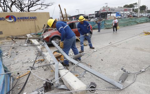 A causa del desplome, la avenida Juan Tanca Marengo fue cerrada al paso vehicular. Hasta las 18:00 del pasado 20 de mayo, los carros aún no podían desplazarse por esta ruta.