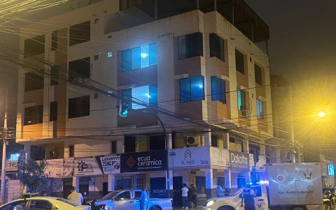 Una de las víctimas intentó huir por la ventana del departamento, pero fui asesinada a tiros.