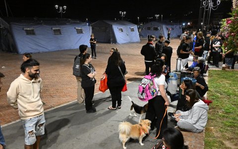 Por el momento no se han registrado heridos ni daños en personas, pero sí que se han encontrado grietas en algunos edificios