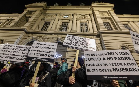 Personas sostienen carteles durante la Marcha del Silencio, en conmemoración por las personas desaparecidas en la dictadura, en Montevideo (Uruguay).
