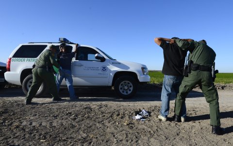 Agentes de la patrulla fronteriza mientras detienen a presuntos inmigrantes ilegales