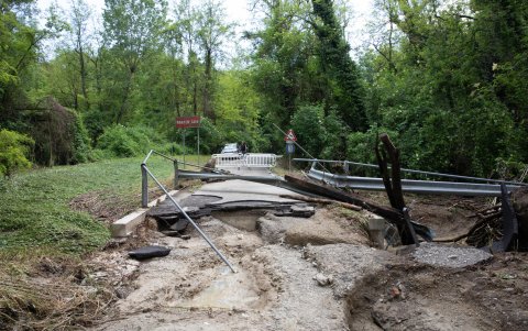 Un puente se derrumbó debido a las inundaciones y deslizamientos de tierra provocados por las fuertes lluvias en Valsamoggia, cerca de Bolonia, Italia, el 21 de mayo de 2024.